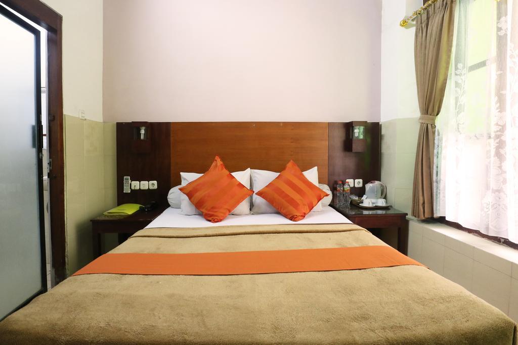 Hotel Keluarga Djagalan Raya สุราบายา ภายนอก รูปภาพ
