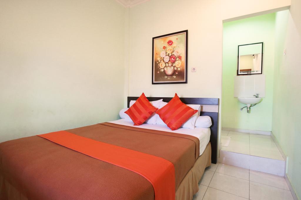 Hotel Keluarga Djagalan Raya สุราบายา ภายนอก รูปภาพ