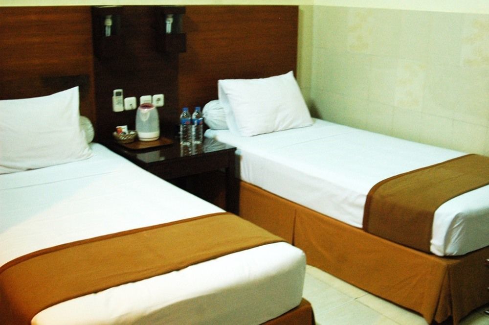Hotel Keluarga Djagalan Raya สุราบายา ภายนอก รูปภาพ