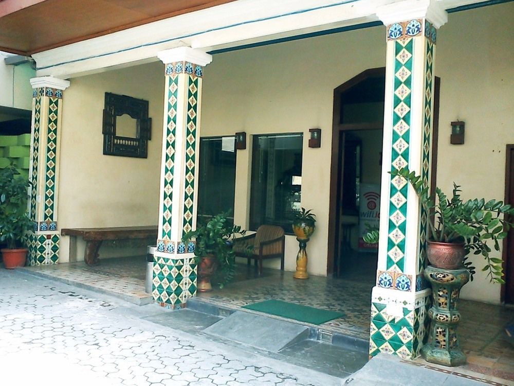 Hotel Keluarga Djagalan Raya สุราบายา ภายนอก รูปภาพ
