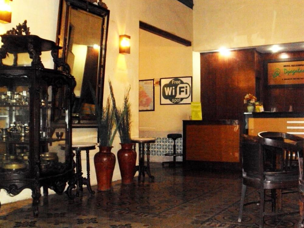 Hotel Keluarga Djagalan Raya สุราบายา ภายนอก รูปภาพ
