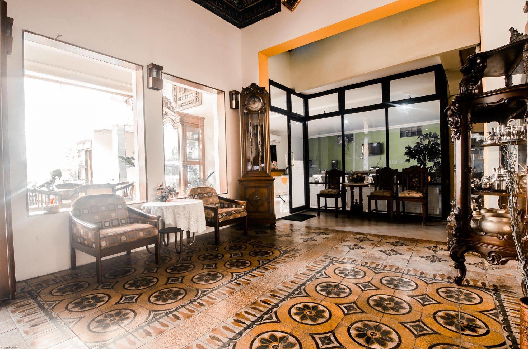 Hotel Keluarga Djagalan Raya สุราบายา ภายนอก รูปภาพ