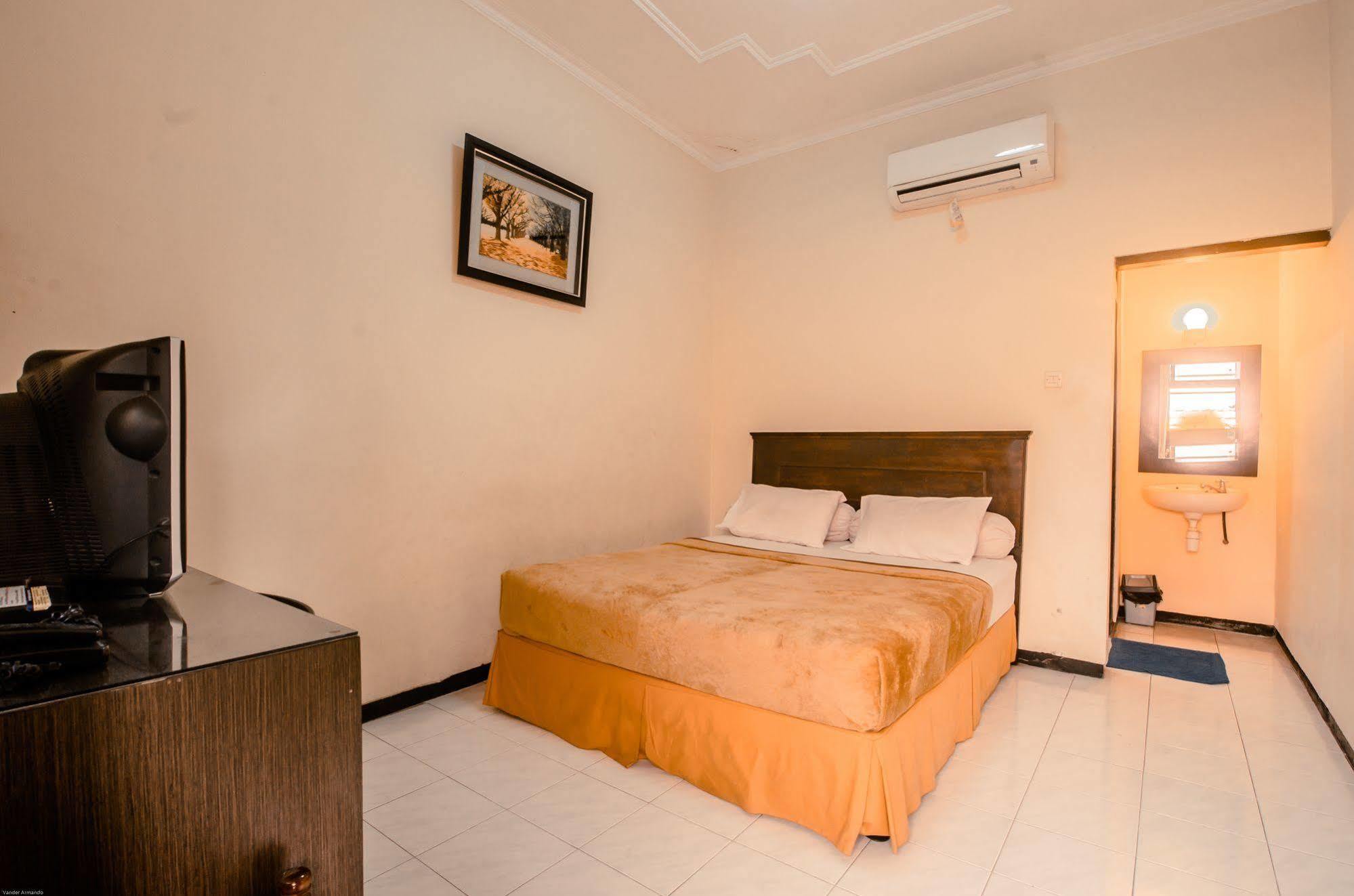 Hotel Keluarga Djagalan Raya สุราบายา ภายนอก รูปภาพ