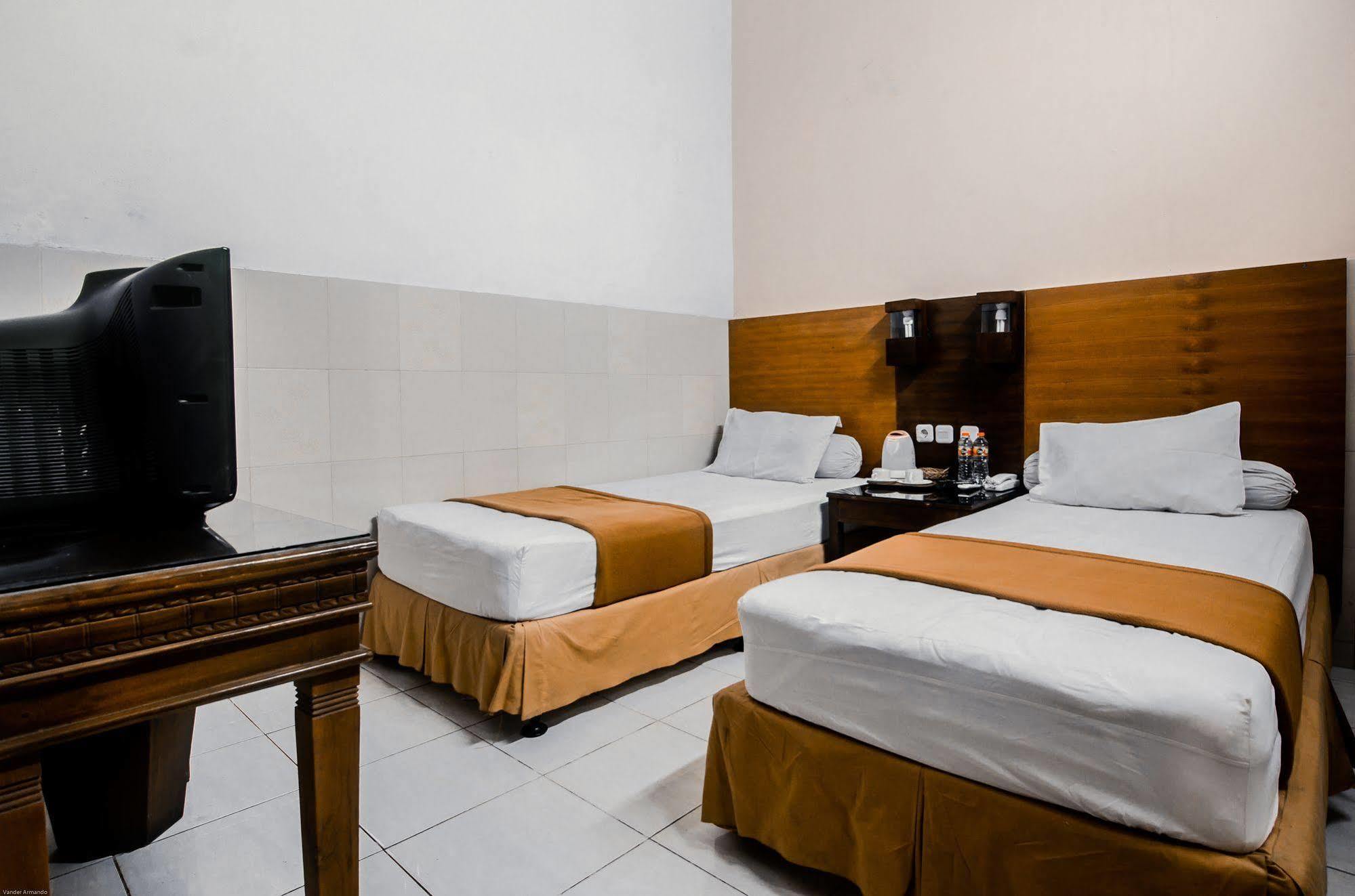 Hotel Keluarga Djagalan Raya สุราบายา ภายนอก รูปภาพ