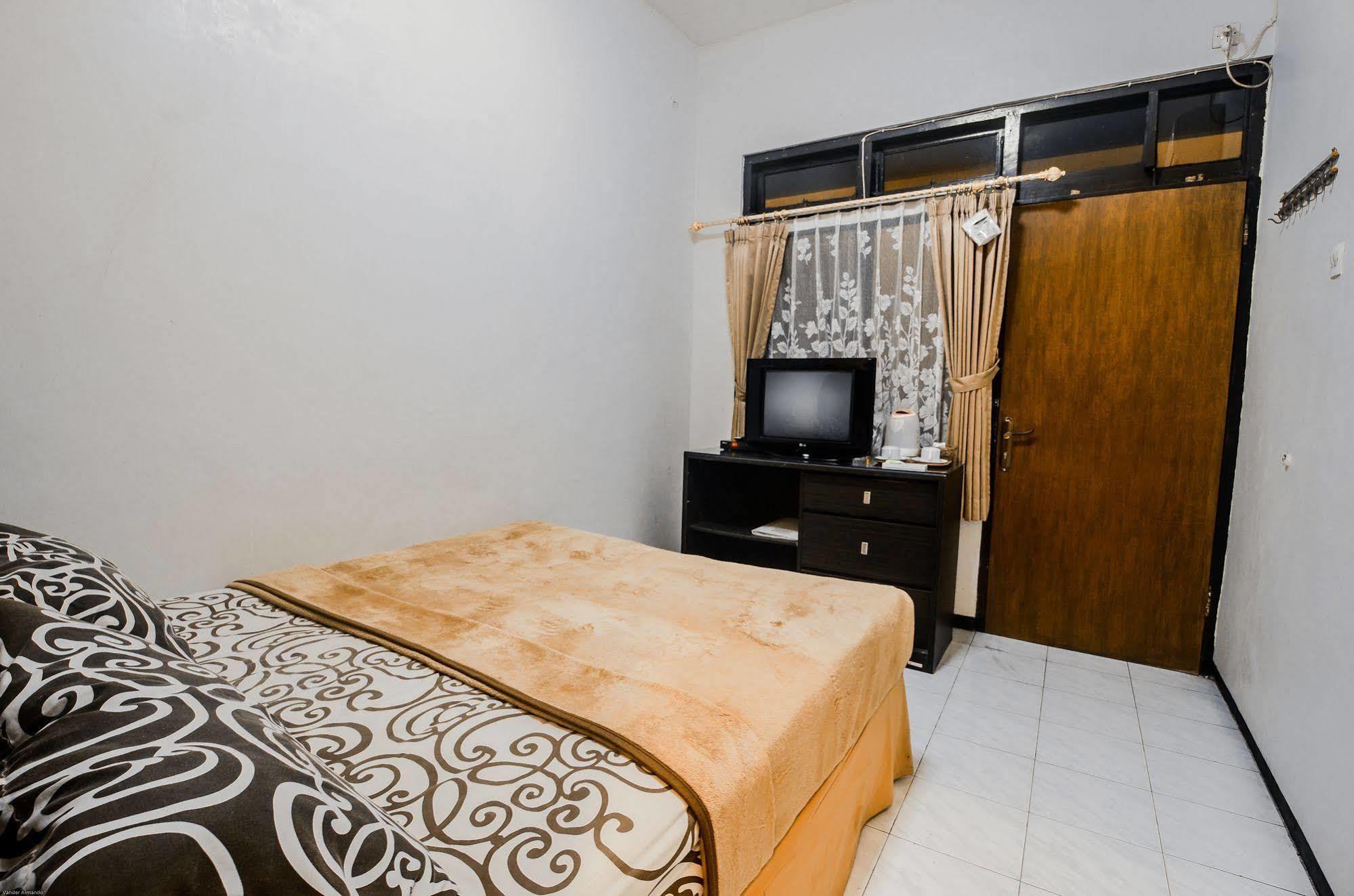 Hotel Keluarga Djagalan Raya สุราบายา ภายนอก รูปภาพ