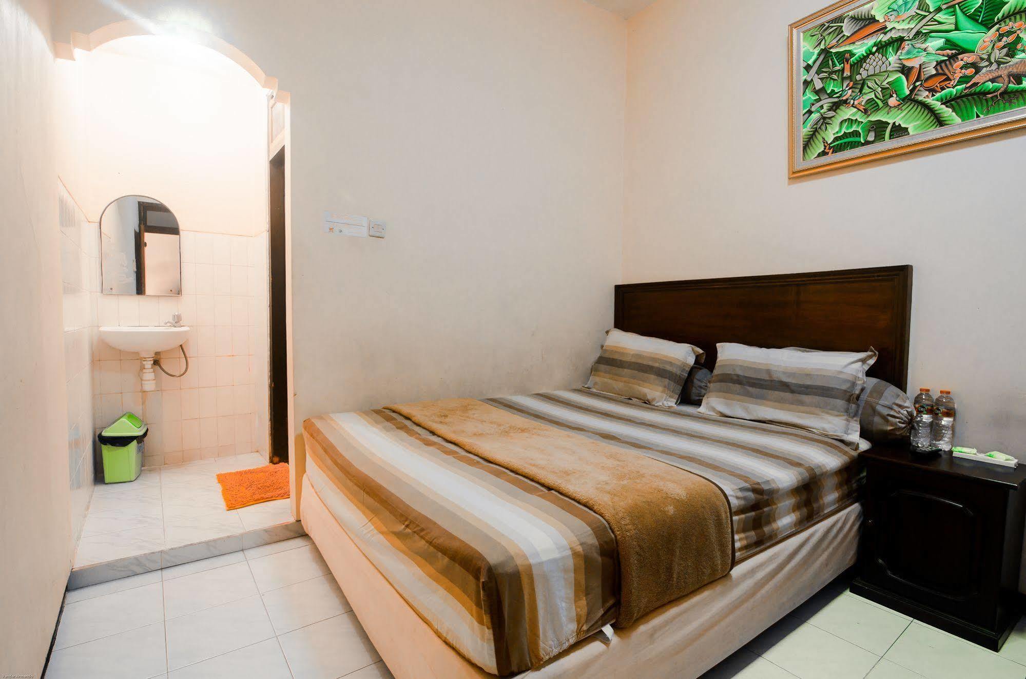 Hotel Keluarga Djagalan Raya สุราบายา ภายนอก รูปภาพ