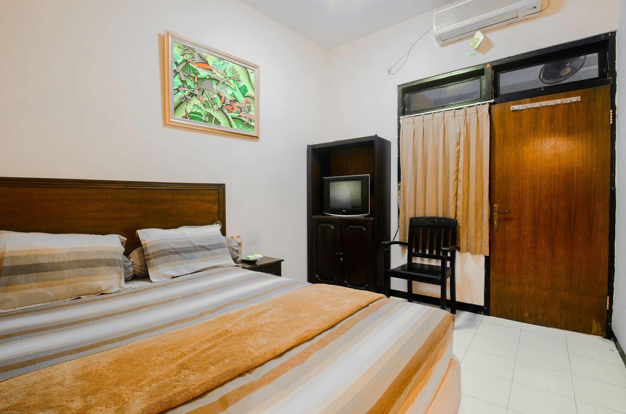 Hotel Keluarga Djagalan Raya สุราบายา ภายนอก รูปภาพ