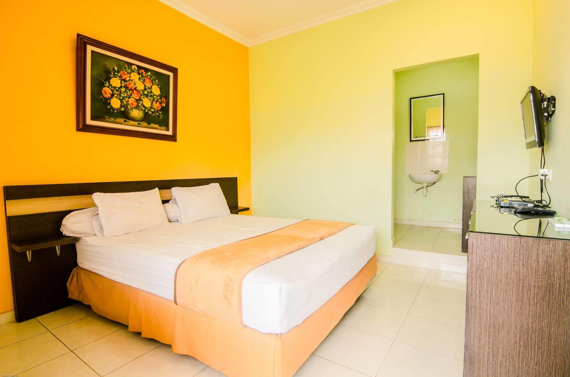 Hotel Keluarga Djagalan Raya สุราบายา ภายนอก รูปภาพ