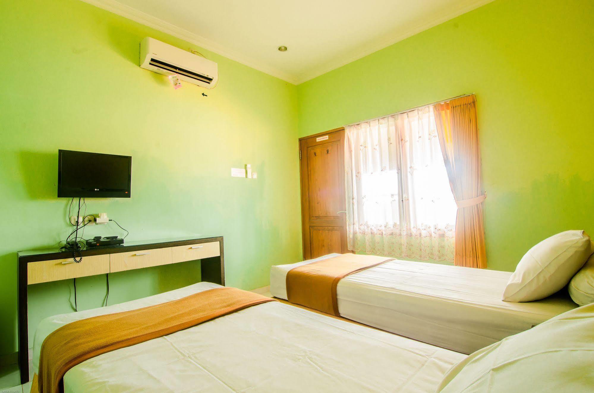 Hotel Keluarga Djagalan Raya สุราบายา ภายนอก รูปภาพ