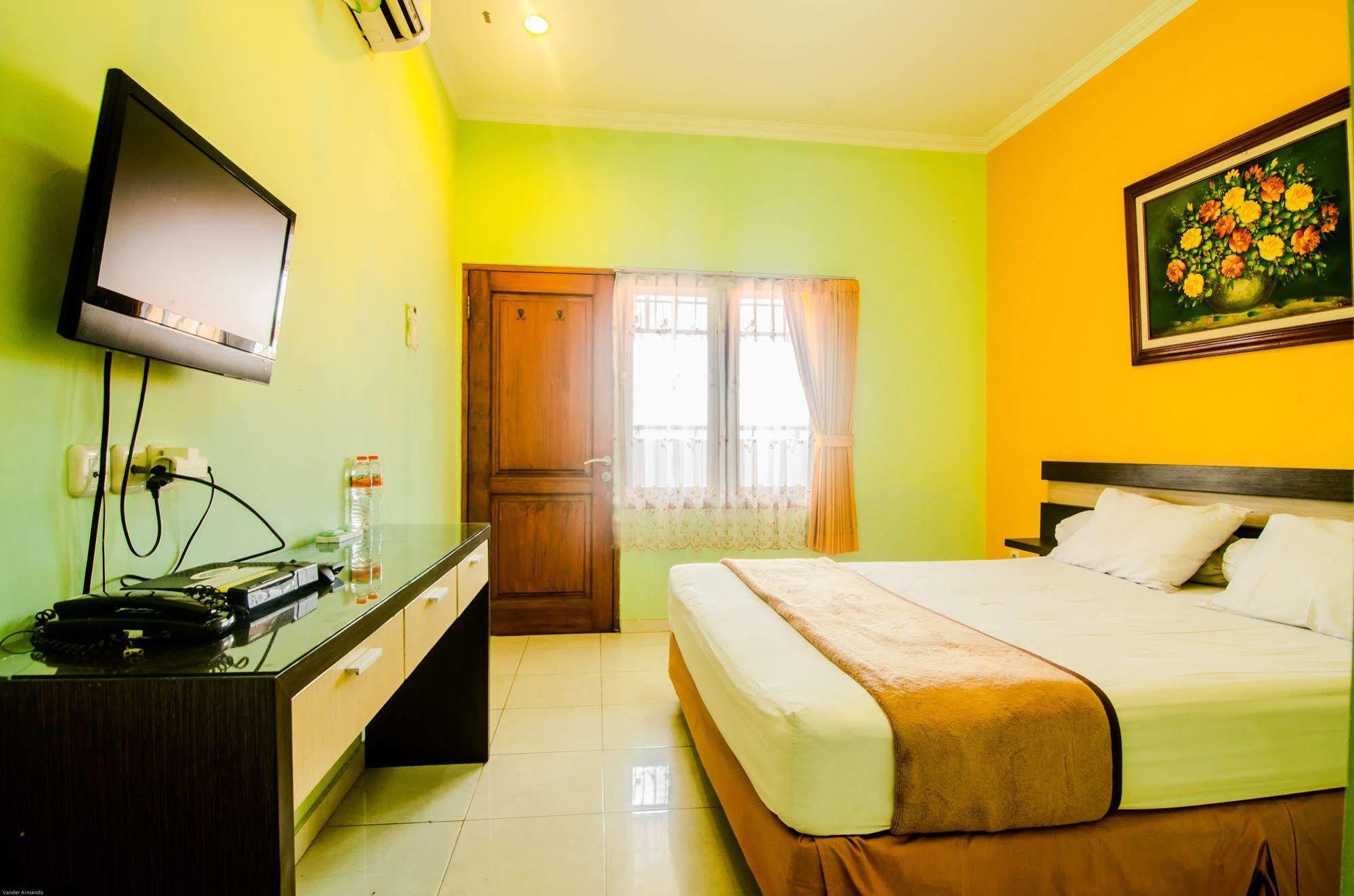 Hotel Keluarga Djagalan Raya สุราบายา ภายนอก รูปภาพ