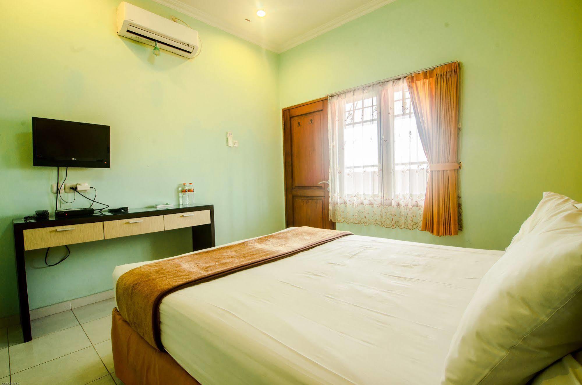 Hotel Keluarga Djagalan Raya สุราบายา ภายนอก รูปภาพ