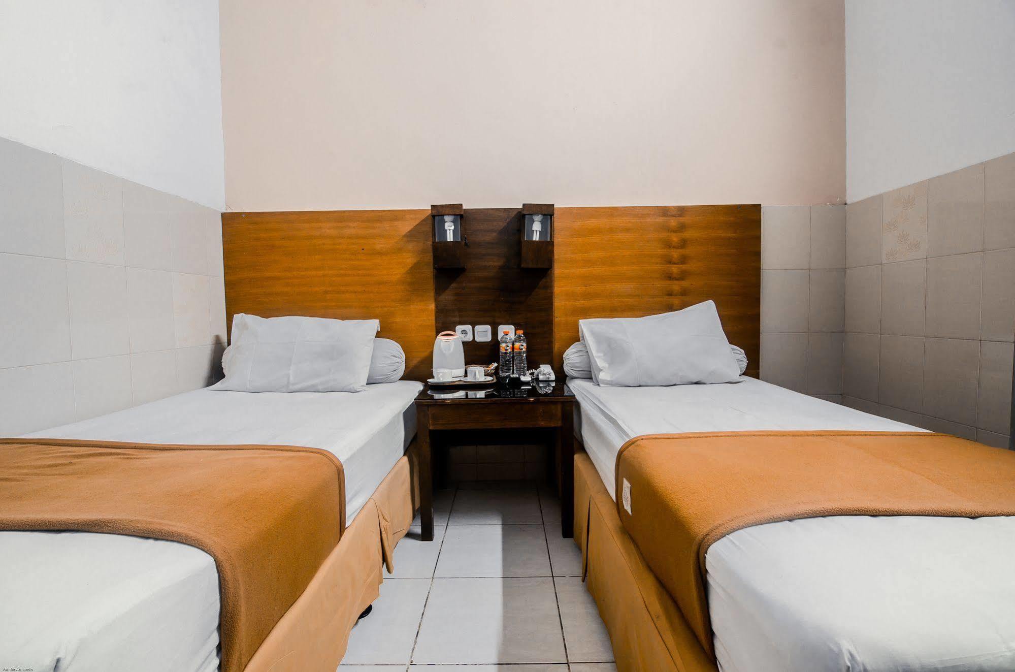 Hotel Keluarga Djagalan Raya สุราบายา ภายนอก รูปภาพ
