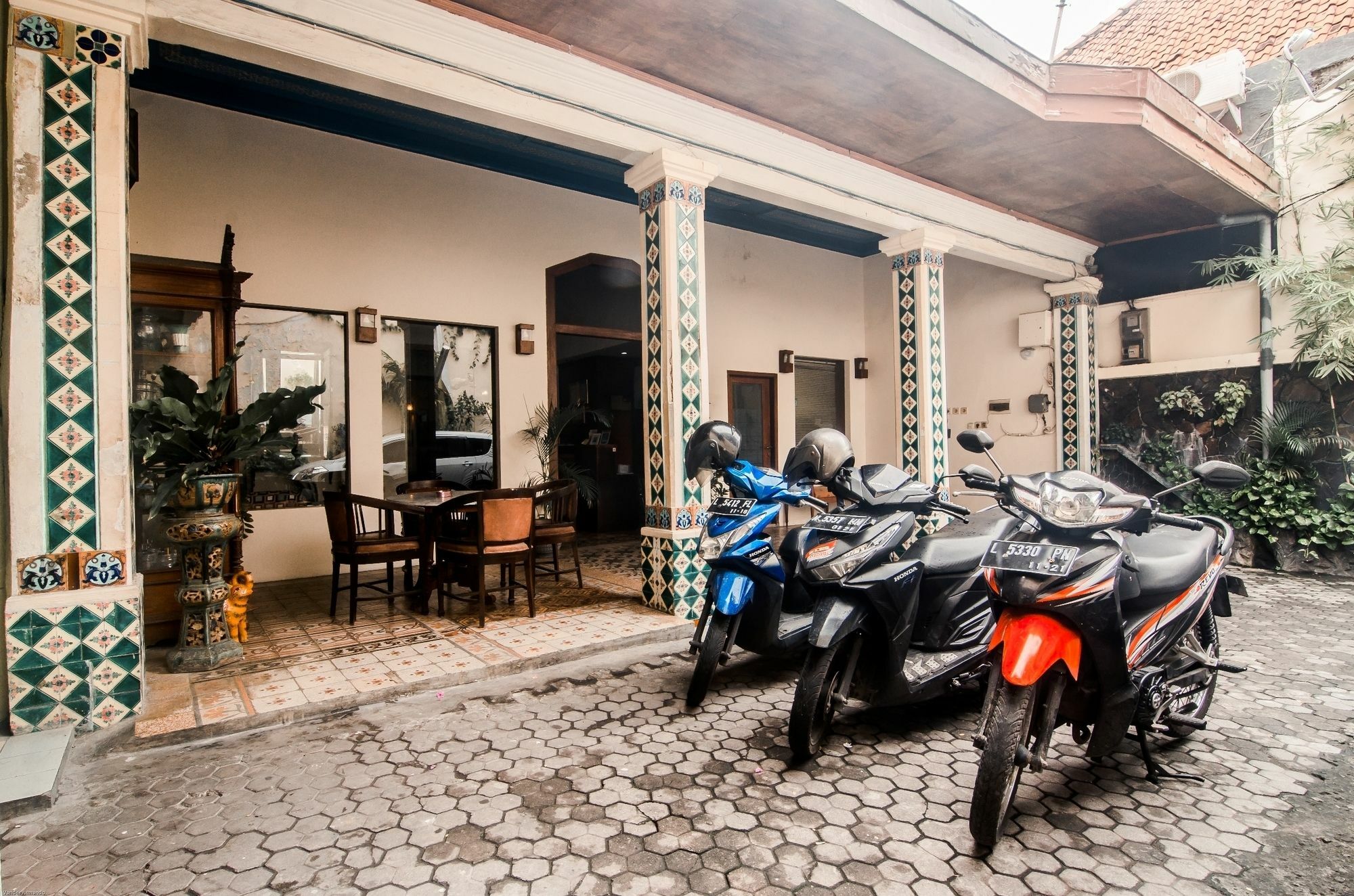 Hotel Keluarga Djagalan Raya สุราบายา ภายนอก รูปภาพ